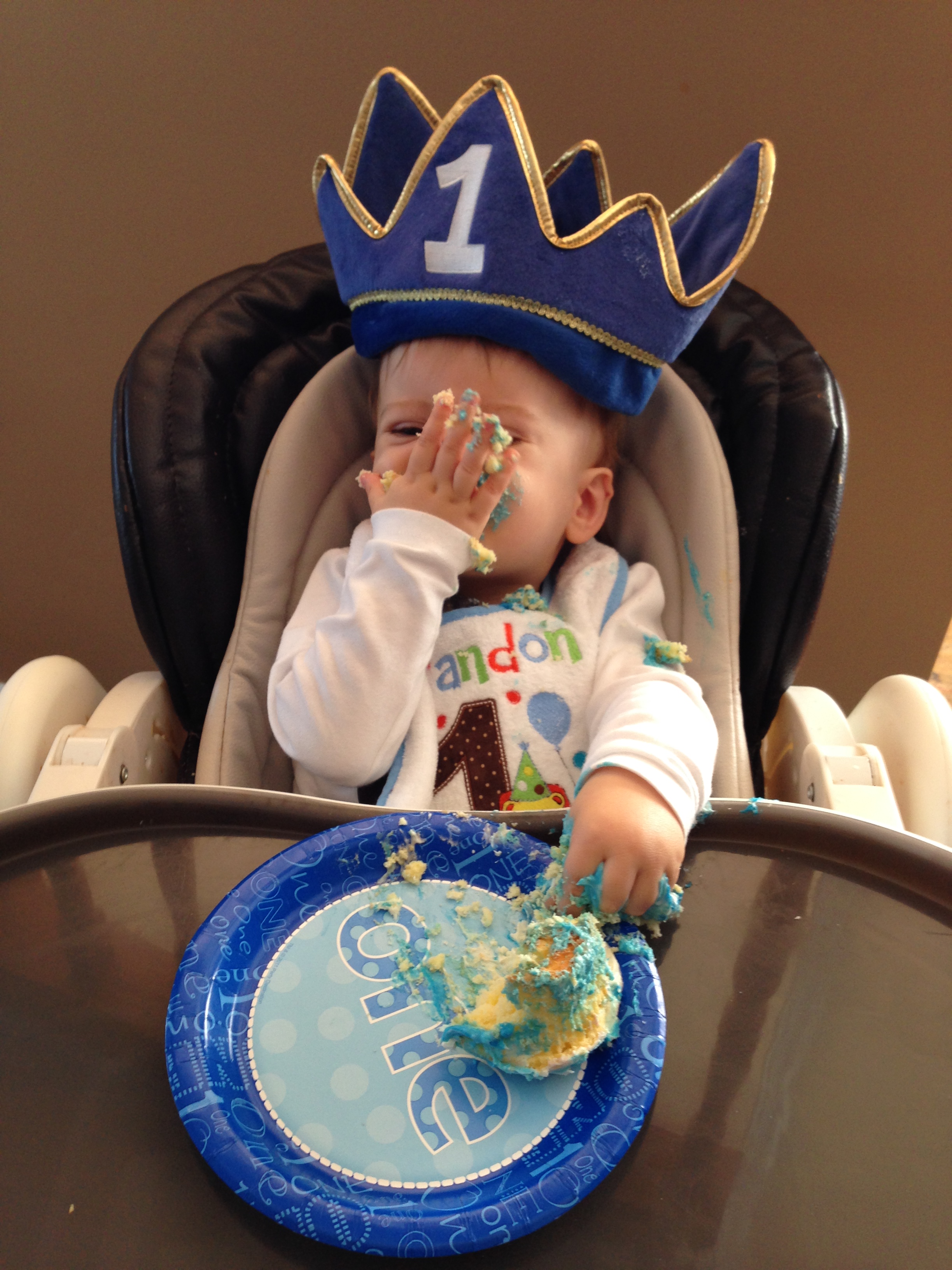 Though I don't believe in the cake smash at weddings, it does feel apropos for 1st birthday parties. 
